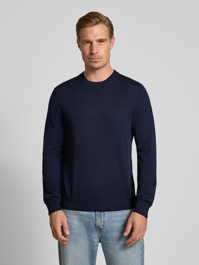 Männermodel trägt Regular Fit Pullover aus reiner Wolle von Jake*s Studio Men in Dunkelblau, glatte Textur, Ganzkörperansicht von vorne.