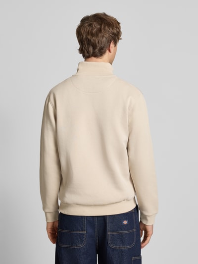 Männermodel trägt Regular Fit Sweatshirt mit Troyer-Kragen Modell 'Bradley' von Jack & Jones in Beige, glatte Struktur, Ganzkörperansicht Rückansicht. Baumwoll-Materialmix, elastische Abschlüsse, Rückenlänge und Ärmellänge je 68 cm bei Größe M.