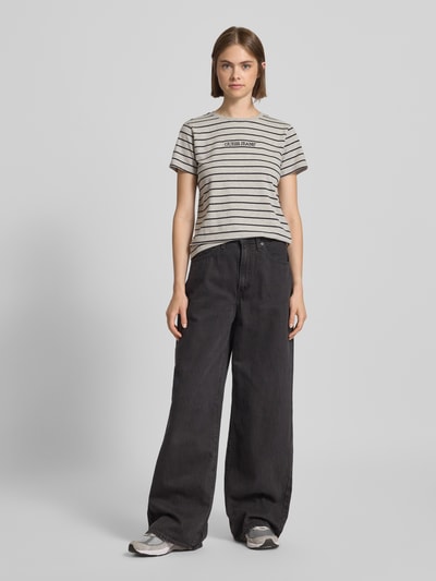 Guess Jeans T-shirt o kroju regular fit z wyhaftowanym logo Écru 1