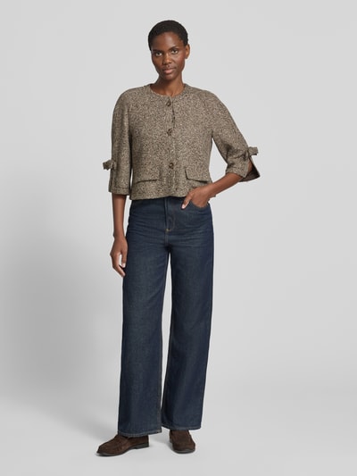 Kobiece model prezentuje Regular Fit Blazer mit Rundhalsausschnitt und 3/4-Arm von Luisa Cerano, mieszanka wełny i wiskozy, okrągły dekolt, listwa guzikowa, rękaw o dł. 3/4, kieszenie z patką, długość tyłu w rozmiarze 36: 47 cm, szerokość w rozmiarze 36: 43 cm, długość rękawów w rozmiarze 36: 41 cm, kolor melanżowy beżowo-brązowy, tekstura lekko ziarnista, pełna sylwetka z przodu.
