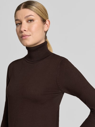 Kobieta nosi Slim Fit Strickpullover aus Viskose-Mix Modell 'IHLULS' od ICHI, krój slim fit, golf, brąz, gładka faktura, Nahaufnahme Oberkörper.