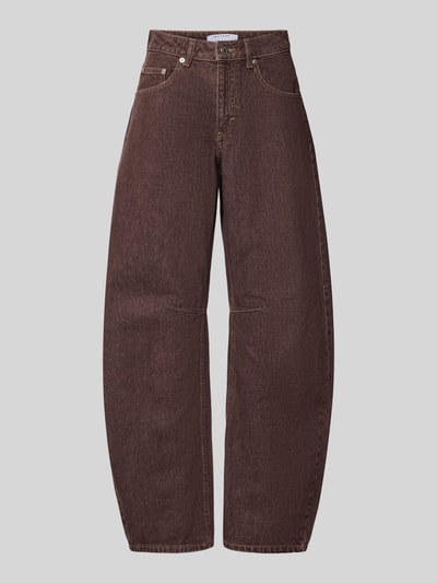 Produktfoto, Barrel Fit Jeans im 5-Pocket-Design von Topshop in brauner Baumwolle, sichtbarer Knopf- und Reißverschluss, klare Nahtdetails, strukturierte Denimtextur, Bundweite und Innenbeinlänge gemäß Größe 27/32.