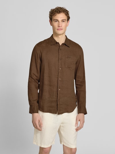 Mannenmodel draagt Regular Fit Leinenhemd mit Kentkragen und Brusttasche van guess, zuiver linnen, regular fit, kentkraag, borstzak, ruglengte maat M 77 cm, schouderbreedte 43 cm, mouwlengte 67 cm, effen bruin, gladde textuur, vooraanzicht volledige lichaamsopname.