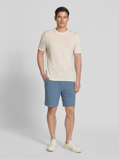 Männermodel trägt Regular Fit Shorts aus reiner Baumwolle Modell 'REGCAL' von SELECTED HOMME, Optik: Unifarben, Ganzkörperansicht von vorne.