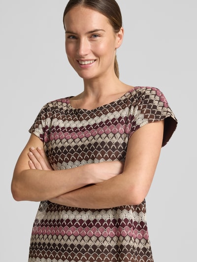 Frauenmodel trägt T-Shirt im Allover-Look mit Rundhalsausschnitt von MORE & MORE in Braun, Rosa, Beige, Strickstruktur, Nahaufnahme Oberkörper.