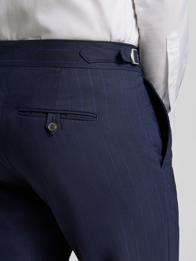 Männermodel trägt Regular Fit Anzughose aus Woll-Mix Modell 'Tense' von Tiger Of Sweden, dunkelblau, Streifen, Detailaufnahme Gesäßtasche, Nahaufnahme Rückansicht