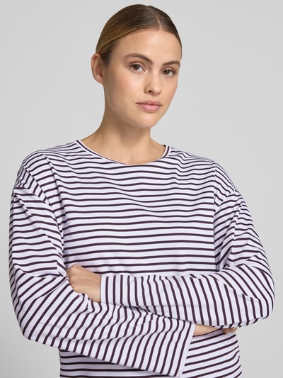 Modelka prezentuje bluzkę z długim rękawem w biało-czarne paski, Longsleeve im Allover-Look mit Rundhalsausschnitt von windsor., bawełna, krój relaxed fit, wzór na całej powierzchni, okrągły dekolt, długość tyłu w rozmiarze 36: 61 cm, zbliżenie na górną część ciała