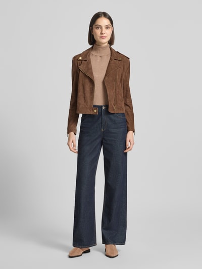 Frauenmodel trägt Lederjacke mit Umlegekragen und Reißverschluss von ARMANI EXCHANGE aus Ziegenleder, Regular-Fit, braun, Ganzkörperansicht von vorne. Rückenlänge bei Größe S: 48 cm, Schulterbreite 42 cm, Brustweite 45 cm, Ärmellänge 58 cm.