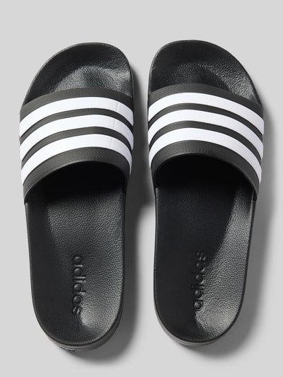 Productfoto, Badeschuhe mit Label-Prägung Modell 'ADILETTE SHOWER' van adidas Sportswear, look: effen, punt van de schoen: open teen, hakvorm: plat, applicatie: label in reliëf, sluiting: comfortmodel/open, zool: gestructureerd