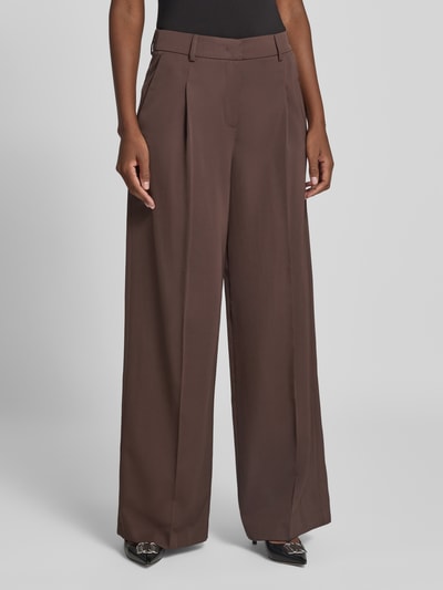 Kobiece modelka nosi spodnie z zakładkami w pasie Wide Leg Bundfaltenhose mit Gesäßtaschen von Christian Berg Cocktail, Mieszanka materiałów z dodatkiem lyocellu, efekt błyszczący, kieszenie z tyłu, szerokość w rozmiarze 36: 36 cm, długość wewnętrzna nogawki w rozmiarze 36: 82 cm, brązowy kolor, gładka tekstura, szerokie nogawki, całkowite ujęcie z przodu