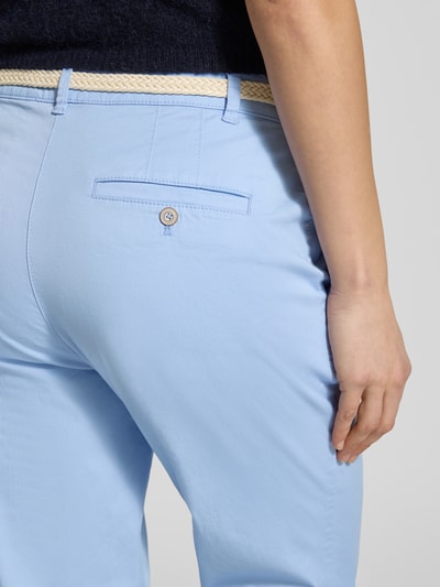 Frauenmodel trägt Casual Fit Chino mit Baumwoll-Anteil von Christian Berg Woman, hellblau, Baumwoll-Mix, Detailaufnahme Rückansicht.