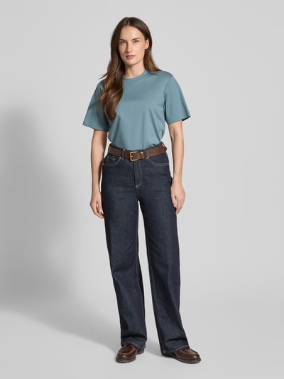 Frauenmodel trägt Relaxed Fit T-Shirt aus reiner Baumwolle Modell 'EHARPA' von BOSS, unifarben, Rundhals, Kurzarm, Label Stitching, Ganzkörperansicht von vorne.
