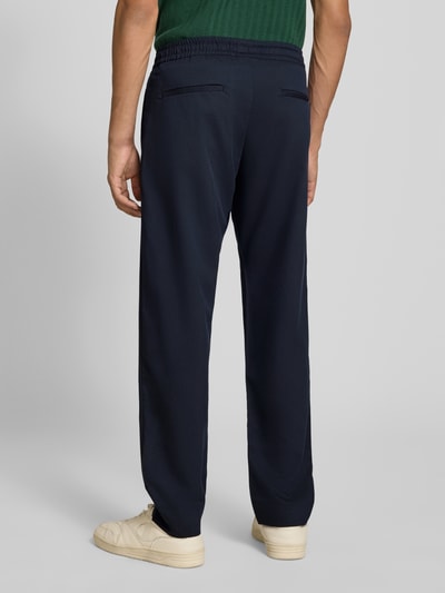 Mannenmodel draagt Relaxed Fit broek met elastische band Model 'TOBY' van JACK & JONES, materiaalmix met viscose, achterzakken, donkerblauw, bandwijdte maat M 44 cm, binnenbeenlengte maat M 77 cm, tunnelkoord, ganzicht achteraan