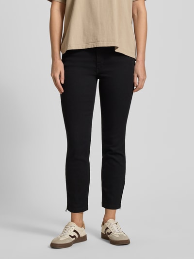 Frauenmodel trägt Skinny Fit Jeans in verkürzter Passform Modell 'DREAM CHIC' von MAC, schwarzer Baumwoll-Mix mit Stretch-Anteil, Eingrifftaschen, Ganzkörperansicht von vorne.