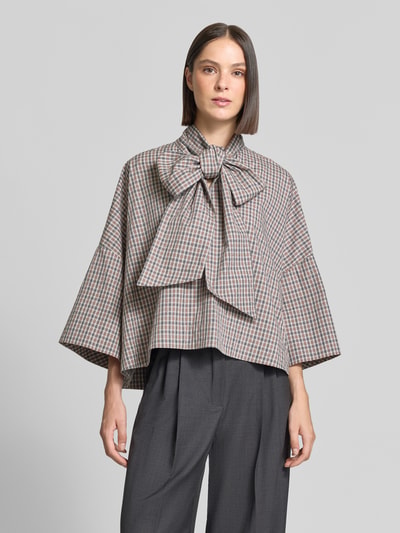 Vrouwenmodel draagt oversized blouse met korte mouwen van katoen model 'KEFIR' van Essentiel Antwerp, Dames Kurzarmbluse, vooraanzicht buste.