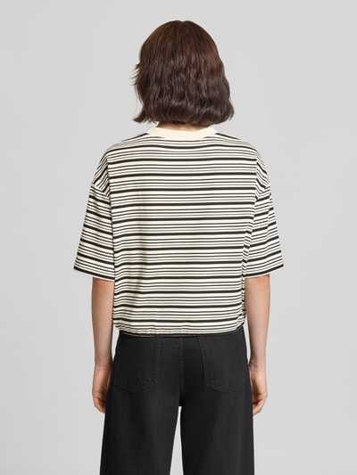 Frauenmodel trägt Boxy Fit T-Shirt mit Label-Stitching und Tunnelzug von Oui, gestreifter Allover-Look, Rückenlänge 50 cm, Ganzkörperansicht Rückansicht.