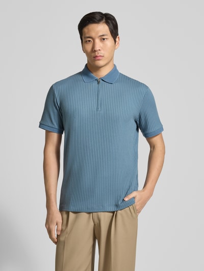 Męski model nosi Regular Fit Poloshirt mit Baumwoll-Anteil Modell 'FAVE' od SELECTED HOMME, jednolity, krótki rękaw, krój regular fit, ściągacze, prążkowana struktura, niebieski, widok całej sylwetki z przodu