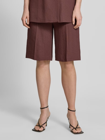 Vrouwenmodel draagt Regular Fit Bermudas uit linnen-viscose-mix model 'TIANALA' van BOSS, mêlee look, twill, voorkant detailopname