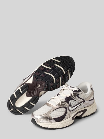 Produktfoto, Sneaker mit Logo-Detail Modell 'INITIATOR' von Nike für Herren mit Schnürverschluss, abgerundete Passform, silber-schwarze Farbkombination, strukturierte Laufsohle, Absatzhöhe 6 cm, Schafthöhe 7 cm, Schaftweite 7 cm, reflektierende Details, Mesh-Textur.