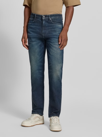 Männermodel trägt Straight Fit Jeans aus Baumwoll-Mix Modell 'C-Ogden' von BOSS, dunkelblau, Herren Straight Fit Jeans, Ganzkörperansicht von vorne.