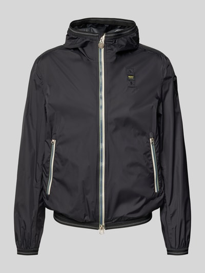 Produktfoto, schwarze Jacke mit Label-Patches Modell 'Dodge' von Blauer Usa, Zweiwege-Reißverschluss, Kapuze, elastische Abschlüsse, seitliche Reißverschlusstaschen, gerader Schnitt, glatte Oberfläche, neutrale Farben, Größenangaben und Markenlabel sichtbar.