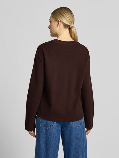 Frauenmodel trägt Relaxed Fit Sweatshirt aus Baumwoll-Mix von s.Oliver RED LABEL in Dunkelbraun, kombiniert mit blauer Jeans, Ganzkörperansicht Rückansicht.