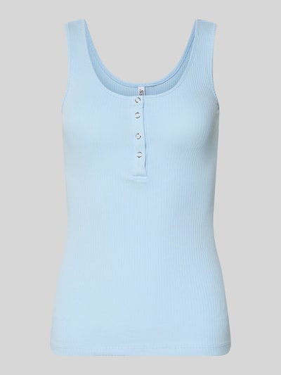 Produktfoto, Slim Fit Tank Top aus Bio-Baumwoll-Mix Modell 'KITTE' von Pieces, Optik: Unifarben, Knopf-Detail, Henley-Ausschnitt, Ripp-Struktur, hellblau