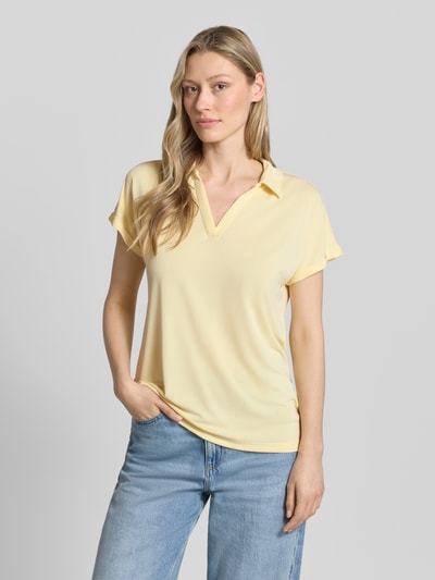 Frauenmodel trägt Regular Fit Poloshirt aus Modal-Mix von Christian Berg Woman in Gelb mit V-Ausschnitt und Aufschlag an den Ärmeln, Nahaufnahme Oberkörper. Rückenlänge bei Größe S: 46 cm.