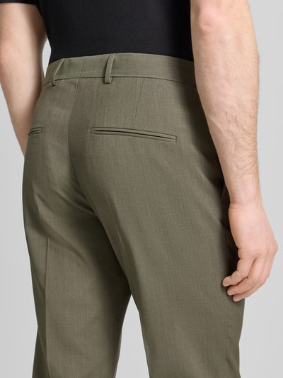 Männermodel trägt Straight Fit Stoffhose aus Reiner Wolle Modell 'Tentua' von Tiger Of Sweden, Gesäßtaschen, Nahaufnahme Rückansicht.
