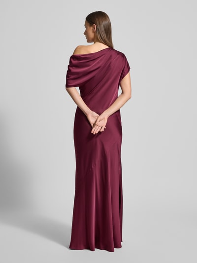 Frauenmodel trägt One-Shoulder-Abendkleid aus Satin Modell 'NEAGAN' von Lauren Ralph Lauren in A-Linie, Maxikleid, Raffungen, Rückenlänge 190 cm, Brustweite 36 cm, glänzende Textur, Ganzkörperansicht Rückansicht.
