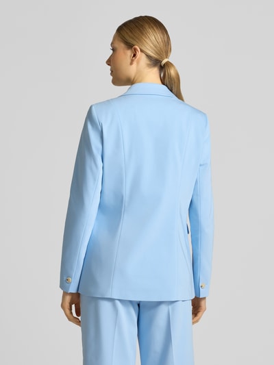 Frauenmodel trägt Blazer mit Reverskragen und Pattentaschen von comma, mieszanka bawełny z dodatkiem streczu, prosty krój, zapięcie na guzik, kieszenie z patką, długość tyłu w rozmiarze 36: 69 cm, szerokość w rozmiarze 36: 46 cm, długość rękawów w rozmiarze 36: 61 cm, jasnoniebieski kolor, gładka tekstura, Ganzkörperansicht Rückansicht.