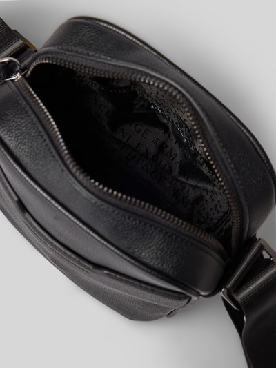 Produktfoto, schwarze Handtasche mit verstellbarem Schulterriemen von ARMANI EXCHANGE, Reißverschluss, Label-Detail, strukturierte Oberfläche
