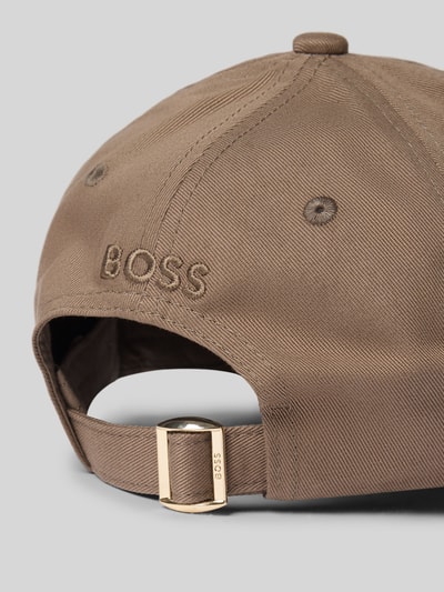 Produktfoto, Cap aus reiner Baumwolle Modell 'Ari-B' von BOSS in braun mit verstellbarem Riemen und Metallverschluss, strukturierte Oberfläche.