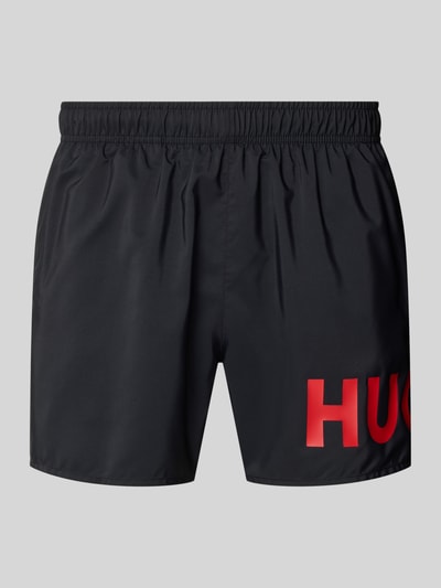 Produktfoto, schwarze Badeshorts mit rotem Label Print, elastischer Bund und seitliche Taschen aus Popeline, Badeshorts mit Label Print Modell 'MAKAI' von HUGO