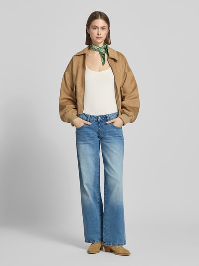 Vrouwenmodel draagt Wide Fit Jeans im 5-Pocket-Design van Gina Tricot in blauwe katoenmix, knoop- en ritssluiting, bandwijdte 41 cm, binnenbeenlengte 81 cm, wide fit 5-pocketmodel, volledige lichaamsweergave vooraan