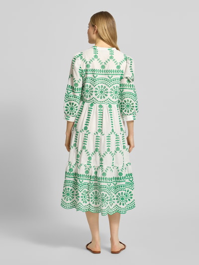 Vrouwenmodel draagt Tunikakleid mit Volantsaum und kurzer Knopfleiste van Apricot in wit met groen ajourwerk, los model, midi-jurk van puur katoen, serafinohals, knoopsluiting, volantzoom, ruglengte bij maat S 120 cm, borstwijdte 45 cm, mouwlengte 51 cm, volledige achteraanzicht.