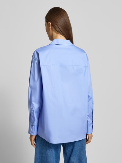 Frauenmodel trägt Oversized Poplin-Bluse - curated by Tinvcb von SIC, reine Baumwolle, Regular Fit, hellblau, Rückenansicht, Ganzkörperansicht Rückansicht.