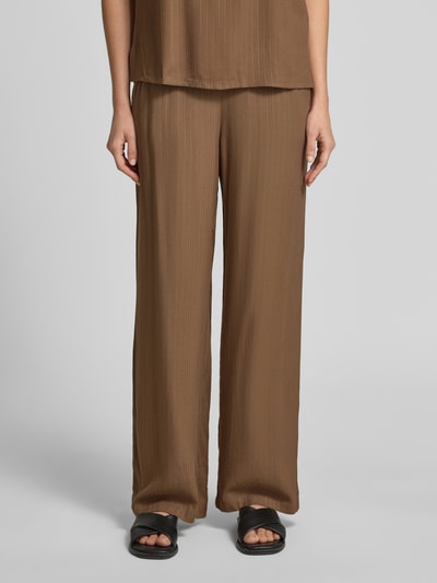Frauenmodel trägt Wide-Leg-Pants mit elastischem Bund Modell 'INA' von Vila, Reine Viskose, ausgestellter Schnitt, französische Eingrifftaschen, Ganzkörperansicht von vorne.