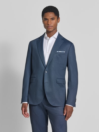 Männermodel trägt Regular Fit Sakko mit Viskose-Anteil Modell 'Data' von CINQUE in Blau mit Reverskragen und Pattentaschen, Ganzkörperansicht von vorne.
