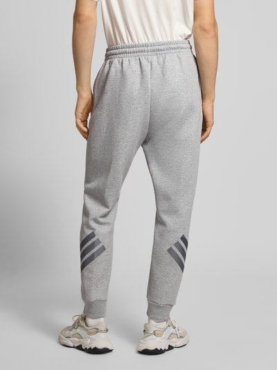 adidas Sportswear Sweatpants mit elastischem Bund und Logo Mittelgrau 5
