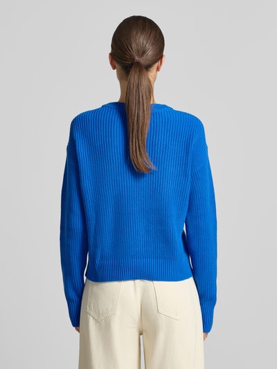 Frauenmodel trägt Slim Fit Pullover aus reiner Baumwolle von Jake*s Casual in kräftigem Blau, klare Struktur, Ganzkörperansicht Rückansicht.