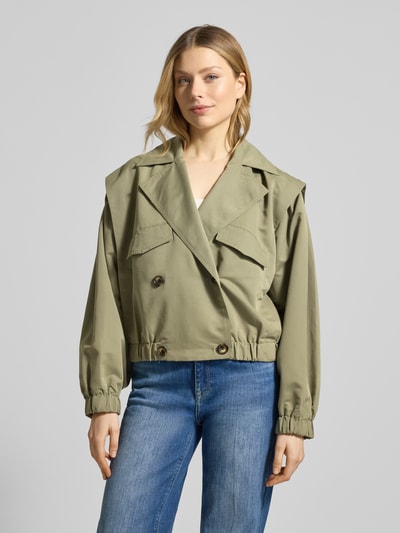 Frauenmodel trägt Jacke mit Reverskragen Modell 'GEZAVO' von ICHI in Oliv, Regular-Fit, Zweireiher, Pattentaschen, Ganzkörperansicht von vorne. Rückenlänge 54 cm, Schulterbreite 46 cm, Brustweite 60 cm, Ärmellänge 62 cm bei Größe 36.