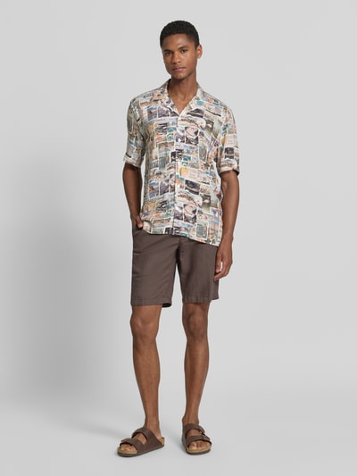 Männermodel trägt Relaxed Fit Freizeithemd aus Viskose mit Reverskragen von Lindbergh im Allover-Look, farbige Muster, Ganzkörperansicht von vorne. Rückenlänge bei Größe M: 74 cm, Schulterbreite: 50 cm, Ärmellänge: 32 cm.