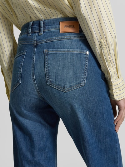 Kobiece model prezentuje Jeans im Used-Look mit Fransen Modell 'Mari mash' od OPUS PANTS, bawełna z elastanem, tekstura jeansu, niebieskie odcienie, skrócony krój, używany efekt, frędzle, szerokość w rozmiarze 36/26: 38 cm, długość wewnętrzna nogawki: 64 cm, detaliczne ujęcie tylnej części.