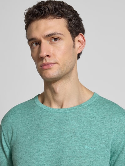 Männermodel trägt Longsleeve mit Leinen-Anteil von Gant, mintgrün, Baumwoll-Leinen-Mix, Rundhalsausschnitt, Nahaufnahme Oberkörper.