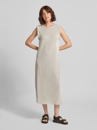 Frauenmodel trägt Midikleid mit Rundhalsausschnitt Modell 'Ne44lly' von ZABAIONE im gestreiften Allover-Look, Ganzkörperansicht von vorne. Material-Mix mit Stretch-Anteil, A-Linie, helle Farben, glatte Textur, Rückenlänge 120 cm, Brustweite 54 cm bei Größe S.