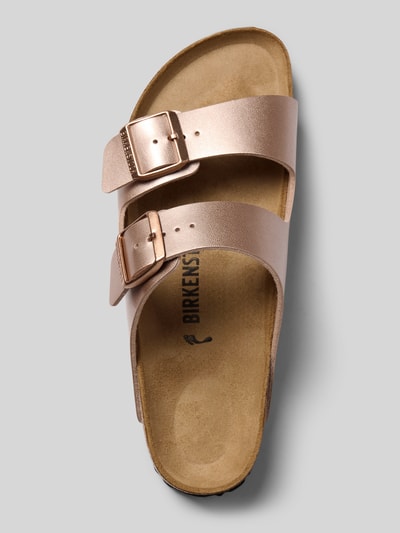 Produktfoto, Slipper mit Logo-Detail Modell 'Arizona' von Birkenstock, detal z logo, zaokrąglony krój, otwarta podeszwa, profilowana podeszwa, wysokość obcasa w rozmiarze 40: 3 cm