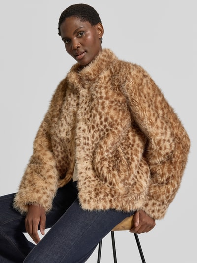 Vrouwenmodel draagt Jacke aus Kunstfell im Allover-Look van Rich & Royal in bruin met all-over look, regular fit, Knoopsluiting, Steekzakken, ruglengte maat 36: 59 cm, schouderbreedte: 46 cm, borstwijdte: 51 cm, mouwlengte: 64 cm, Ganzkörperaanzicht van voren.