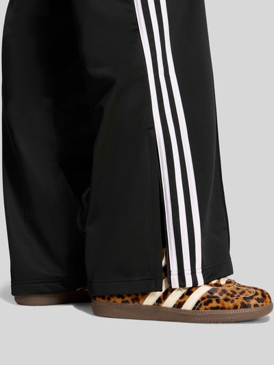 adidas Originals Spodnie dresowe o kroju loose fit z paskami w kontrastowym kolorze Czarny 3