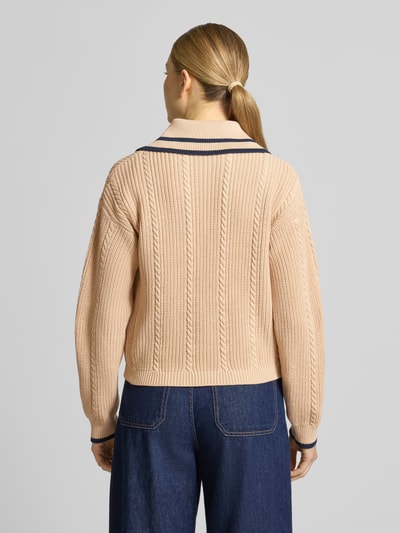 Frauenmodel trägt Strickjacke mit Umlegekragen und Knopfleiste von Liu Jo White aus Reine Baumwolle, Regular-Fit, Rückenlänge 51 cm, Ärmellänge 56 cm, beige mit blauen Details, strukturierte Oberflächen, Ganzkörperansicht Rückansicht.